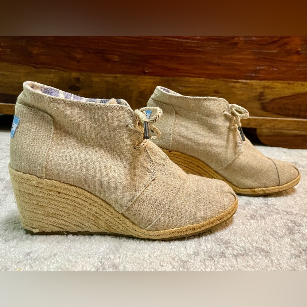 Toms Desert Burlap Wedge Bootie Size 8, excellent condition